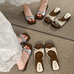 夏に外で履く女性のための白いレトロなウェッジヒールスリッパ、スカート付きの2025年の新しいスタイル、フレンチサンダル