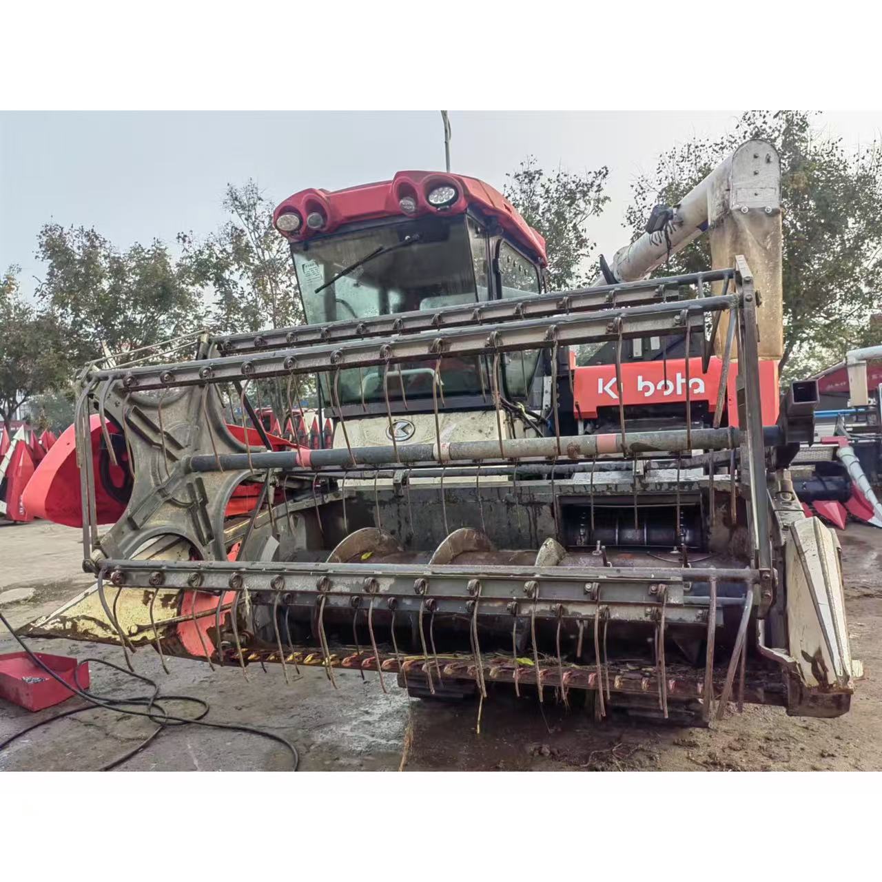 Cosechadora de maíz de grano sobre orugas Kubota CX108