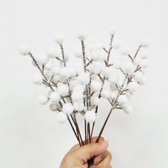 クロスボーダーのクリスマスの装飾の花束は白いベリーの松の針の部品の挿し木の雪の冬の青い果物の材料の挿し木の卸売りをシミュレーションします。