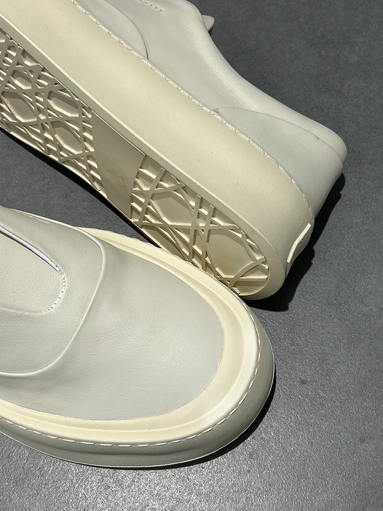 Weiße Schuhe sind lässig, mit dicken Sohlen, bequeme Freizeitschuhe und leichte, luxuriöse Business-Schuhe für Herren._voghion.com