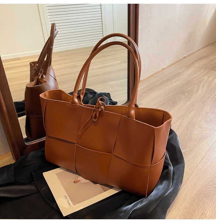 Bolso de mano tejido de gran capacidad de las mujeres, nuevo bolso de la axila del hombro de alto grado retro 2023