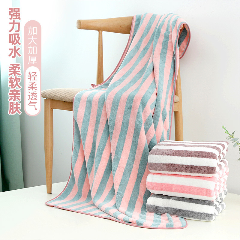 El nuevo hogar para adultos aumenta el grosor y absorbe el agua. El baño se puede envolver en una toalla de baño.