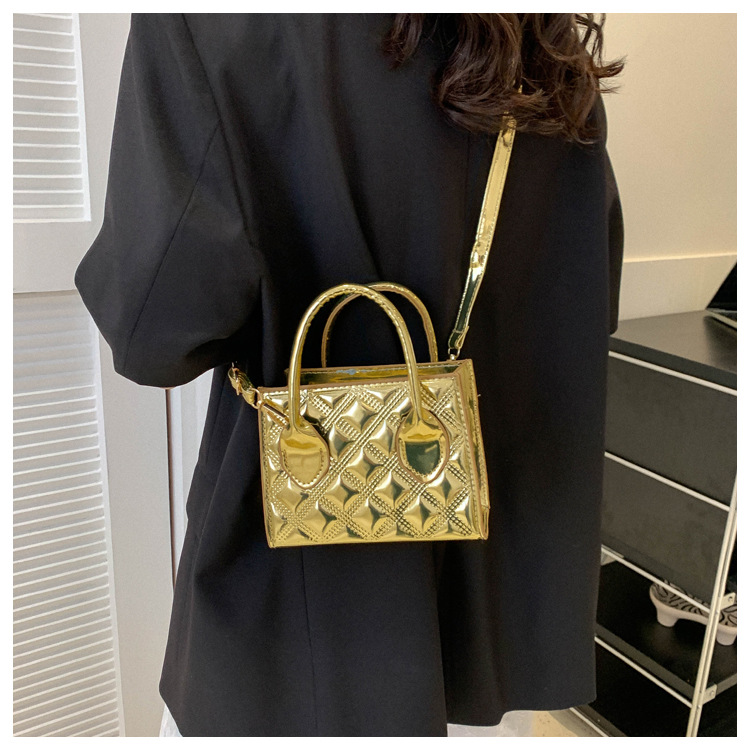 Piccola borsa a tracolla quadrata in vernice effetto goffrato_voghion.com