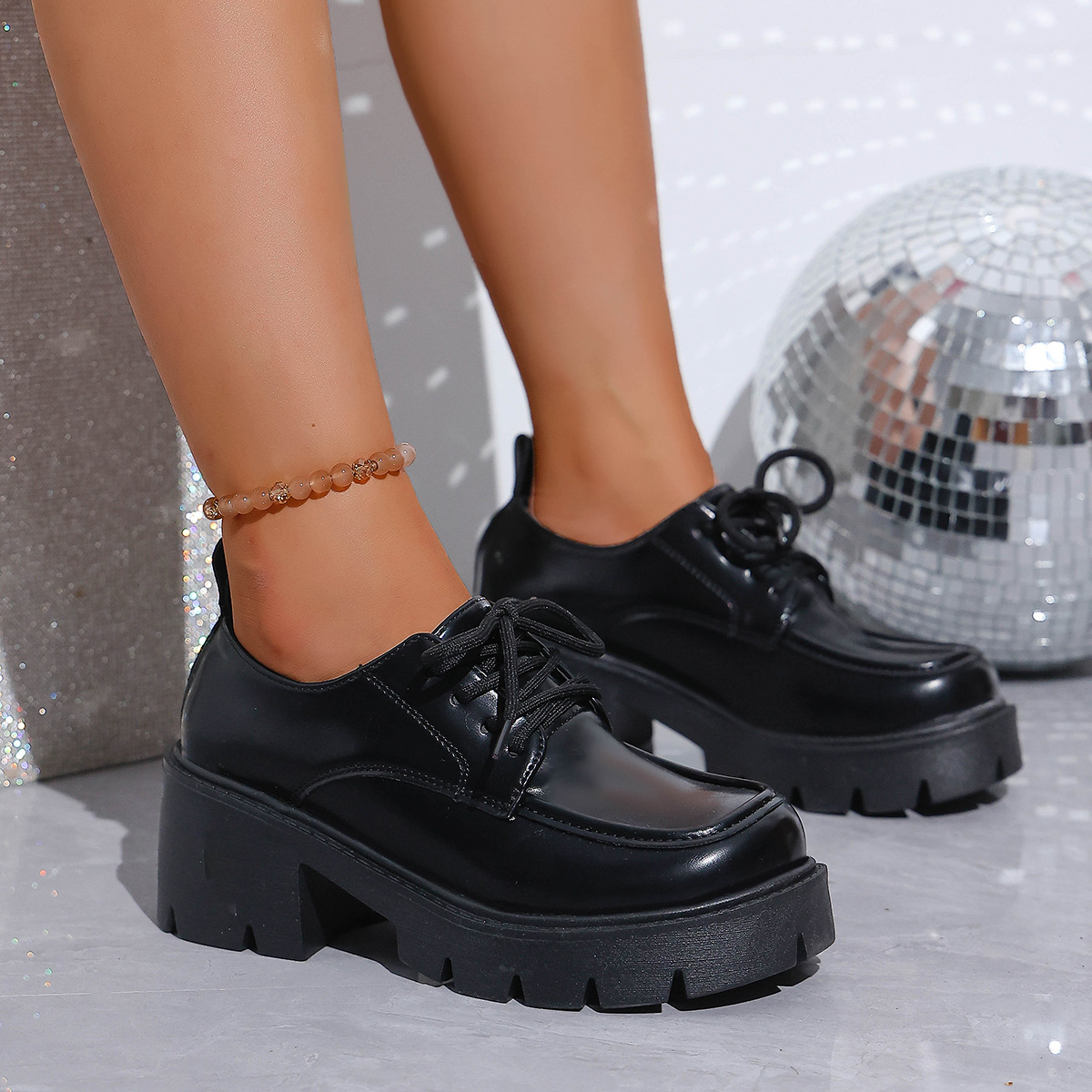 Damesschoenen in Britse stijl met vetersluiting, middelhoge hak, retro design, platformzool, dikke hak, enkellaarsjes, maat 43, lente 2026_voghion.com