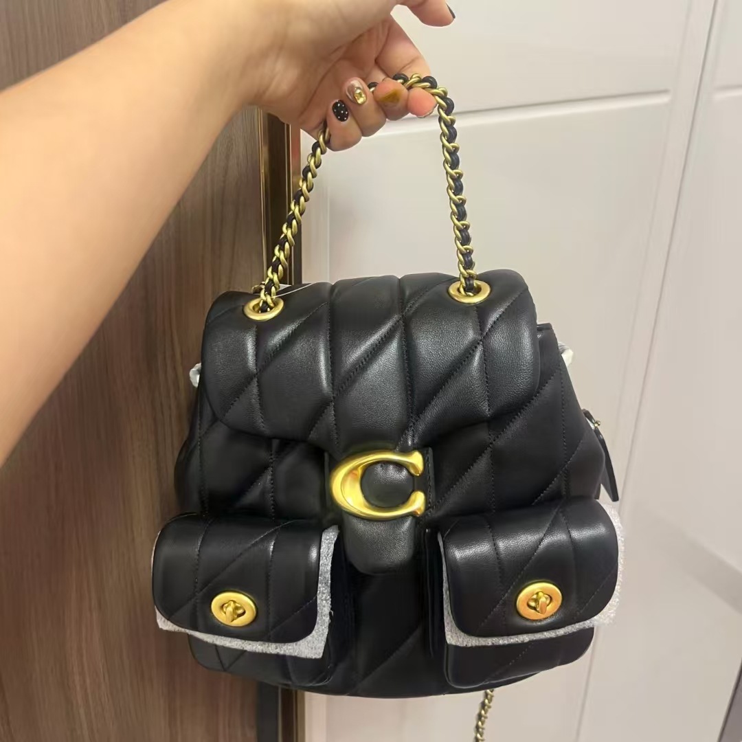 Koujia's new tabby backpack is a vintage-style small shoulder bag made of lambskin with a chain and diamond pattern, featuring a metal logo and a small design