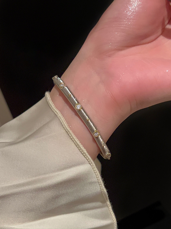 18K リアルゴールド電気メッキライト高級ダイヤモンドがちりばめられた幾何学的な花のオープンブレスレットフレンチレトロハイエンドジュエリー女性用|undefined