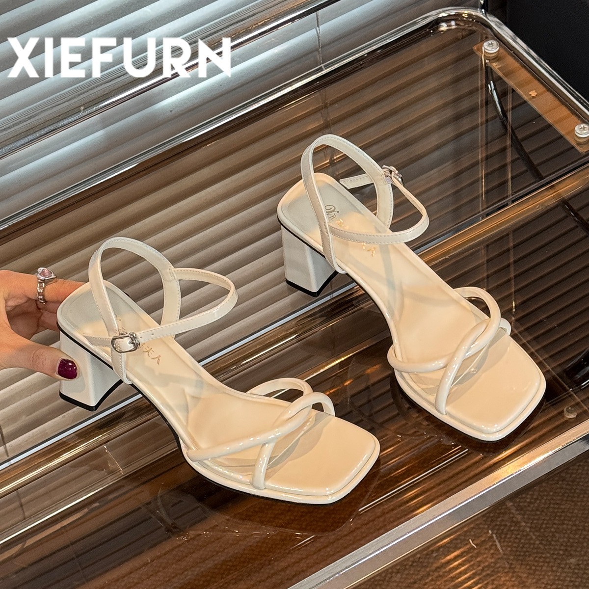 Zapatos dama tacones altos plateados 2025 verano nuevo estilo temperamento francés con falda sin pies cansados sandalias de tacón medio súper hermosas