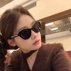 ヨーロッパとアメリカのキャットアイサングラス、紫外線防止、四角い顔と丸い顔の女性向けのスリムなホットガールサングラス、旅行用サンシェード、大きなフレーム、高級感