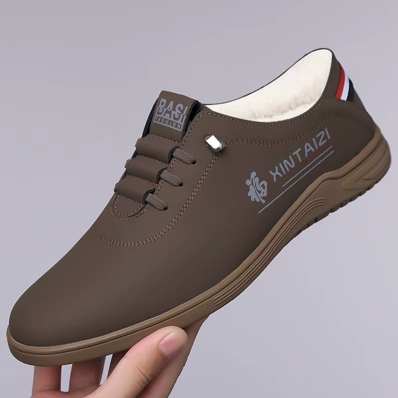 Маленькие белые туфли зимой