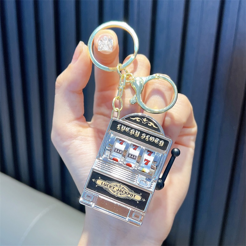 Juego divertido de color brillante de frutas shaker keychain máquina de juego garra de llaves colgante pequeño regalo al por mayor