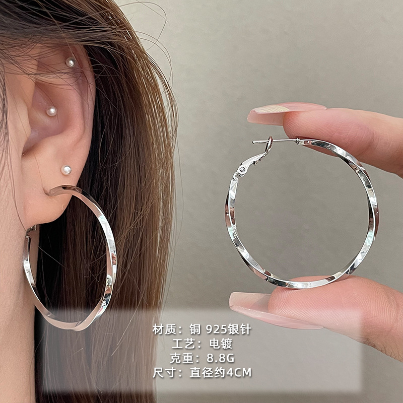 2025 nuevo estilo verano de moda anillo plateado círculo negro círculo fino temperamento europeo y americano aretes dorados de todo fósforo