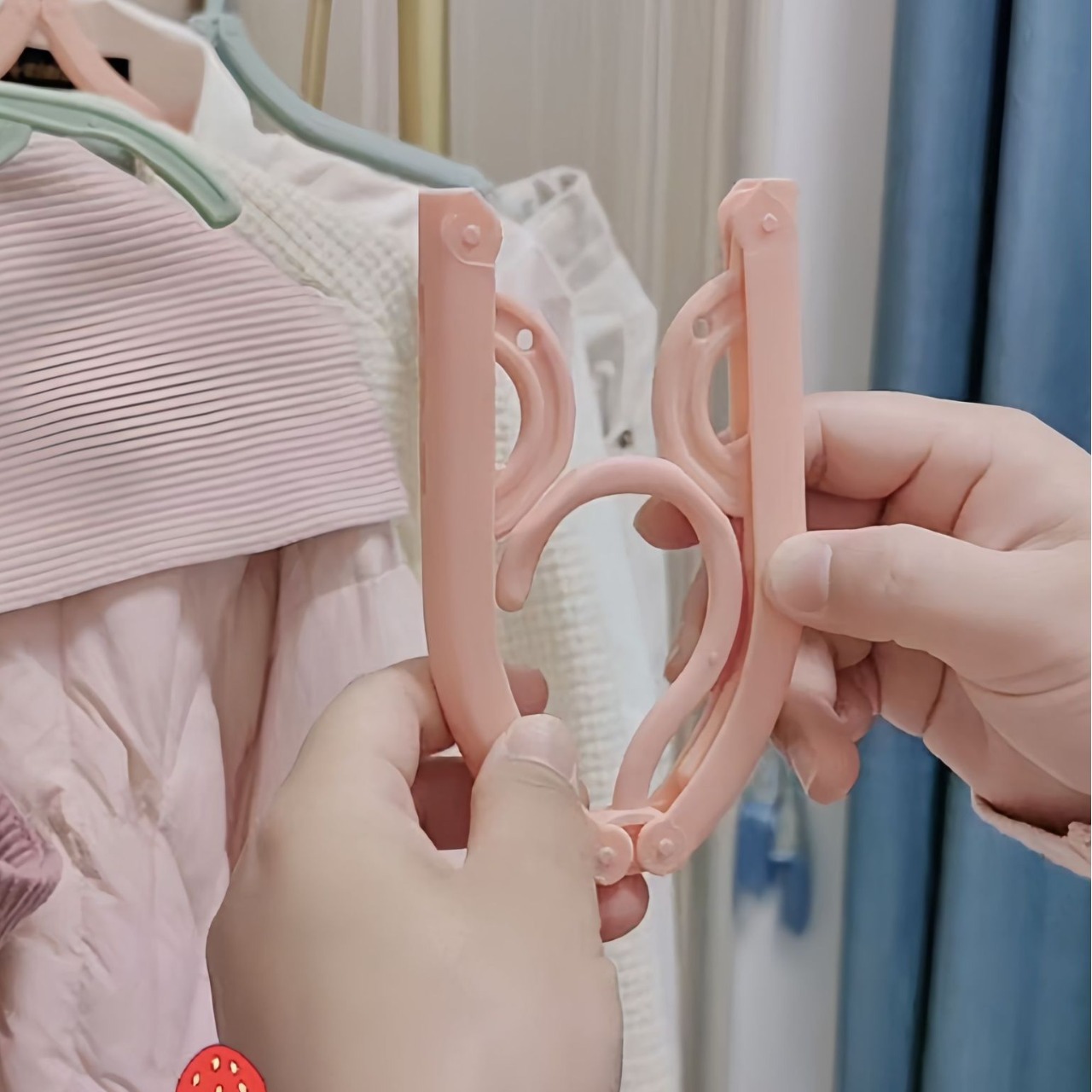 옷걸이 접이식 옷걸이 여행용 플라스틱 미끄럼 방지 학생 기숙사 다기능 미끄럼 방지 건조대 어린이 옷걸이 북유럽 스타일