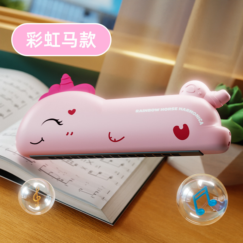 子供は大きいサイズの口オルガンを吹くことができます。|undefined