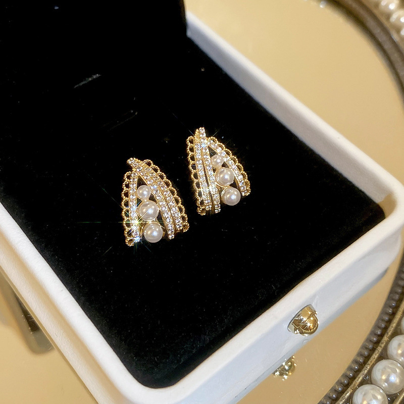 Pendientes de perlas artificiales de mariposa de aguja de plata Pendientes de todo fósforo de nicho retro femenino Pendientes de temperamento de moda Lujo ligero de alta gama