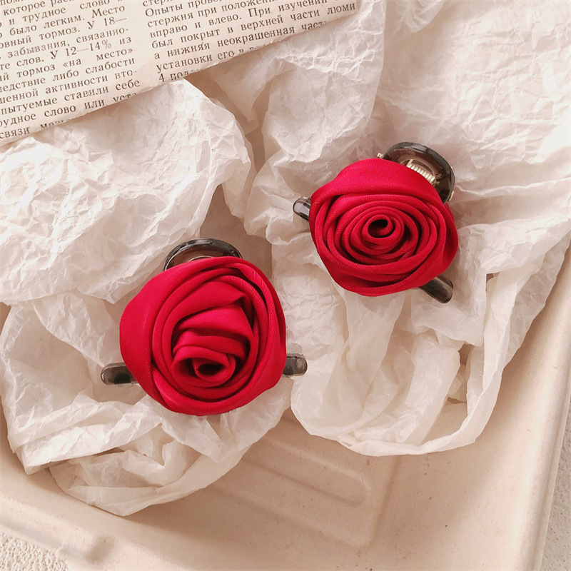 Clip de cabeza de princesa rosa roja satinada pequeña mujer lateral tocado clip de cabello de cabeza de tiburón clip de cabello de mitad