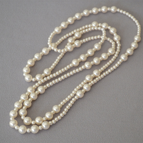 Chic Korean-style winter fashion multi-layered necklace with irregularly spaced large pearls, sweater chain.