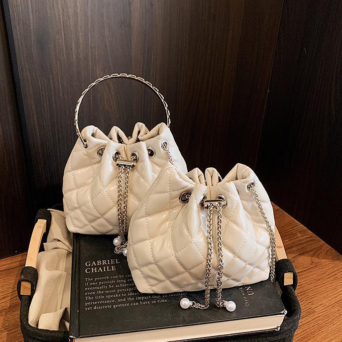 Bolso de cadena de diamantes para mujer 2025 nuevo bolso de cubo de nicho de sentido de alta gama salvaje bolso de mensajero de hombro popular de verano