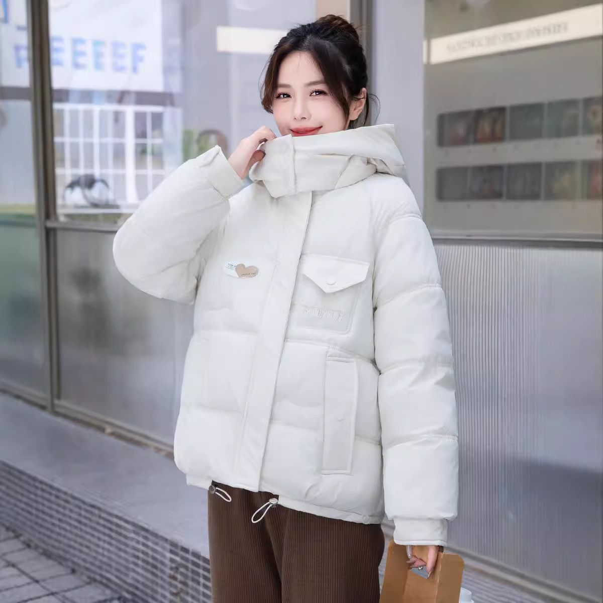 Chaqueta de algodón de pluma corta de mujeres otoño invierno 2024 nueva moda de algodón de moda abrigado chaqueta de algodón de pan pequeño