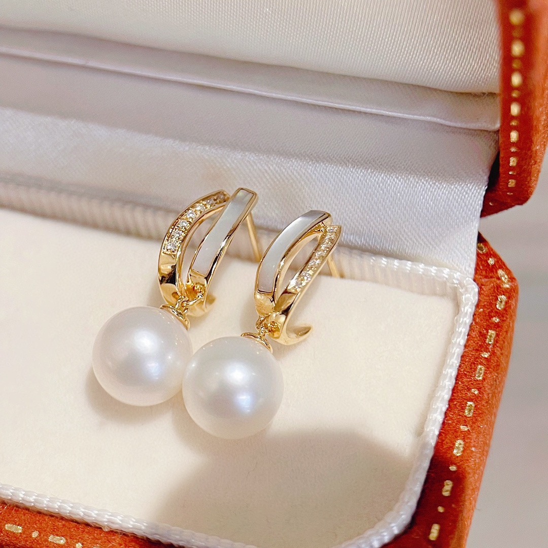 Fashionable elegant diamond organic sophisticated earrings from…