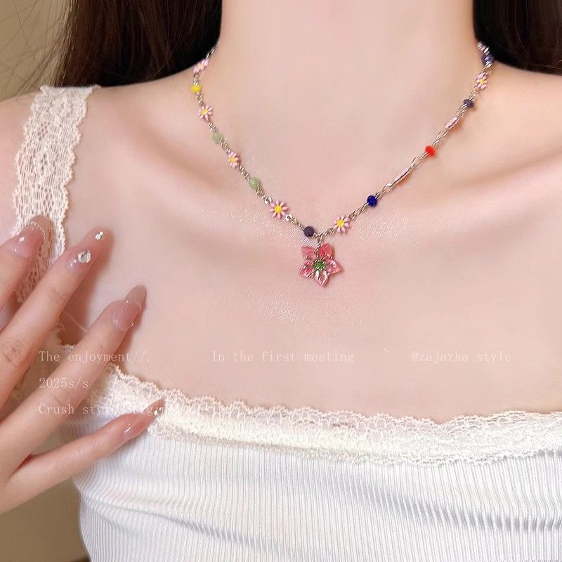 Collar con colgante de cuentas de estrella de color de verano, dulce femenino, pequeña cadena de clavícula fresca, estilo de vacaciones, collar de todo fósforo de nicho