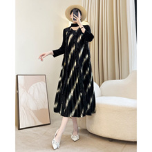 法式名媛高级感丝绒长裙气质修身连衣裙2025冬季新款女宽松小黑裙