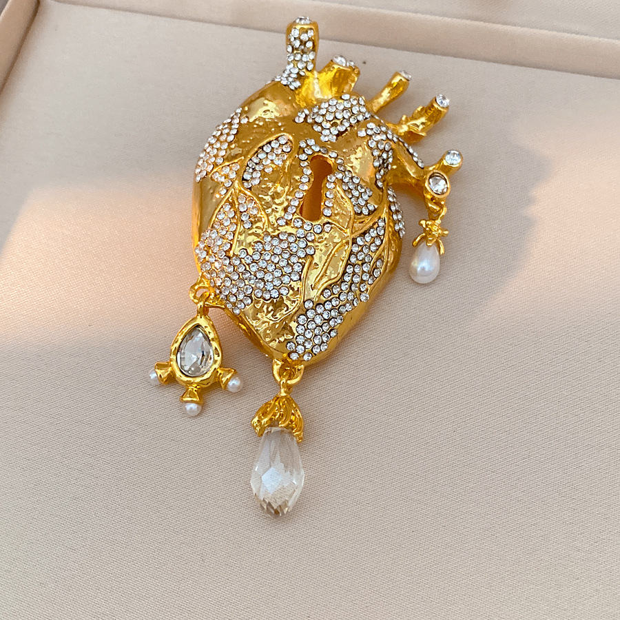 Corazón de diamante cerradura broche de perla nicho de alto nivel de sentido broche de personalidad transfronteriza europea y americana exagerada ropa al por mayor image 7