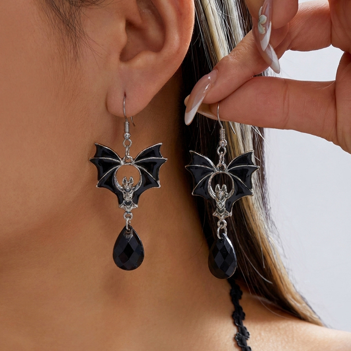 Aretes de Halloween series de diseño gótico oscuro color de choque murciélago colgante de cristal orejas nicho femenino retro