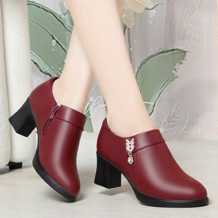 Zapatos transfronterizos de primavera y otoño, zapatos de cuero de mediana edad, zapatos de cuero suaves, zapatos de tacones gruesos y profundos, zapatos cómodos para mujeres.