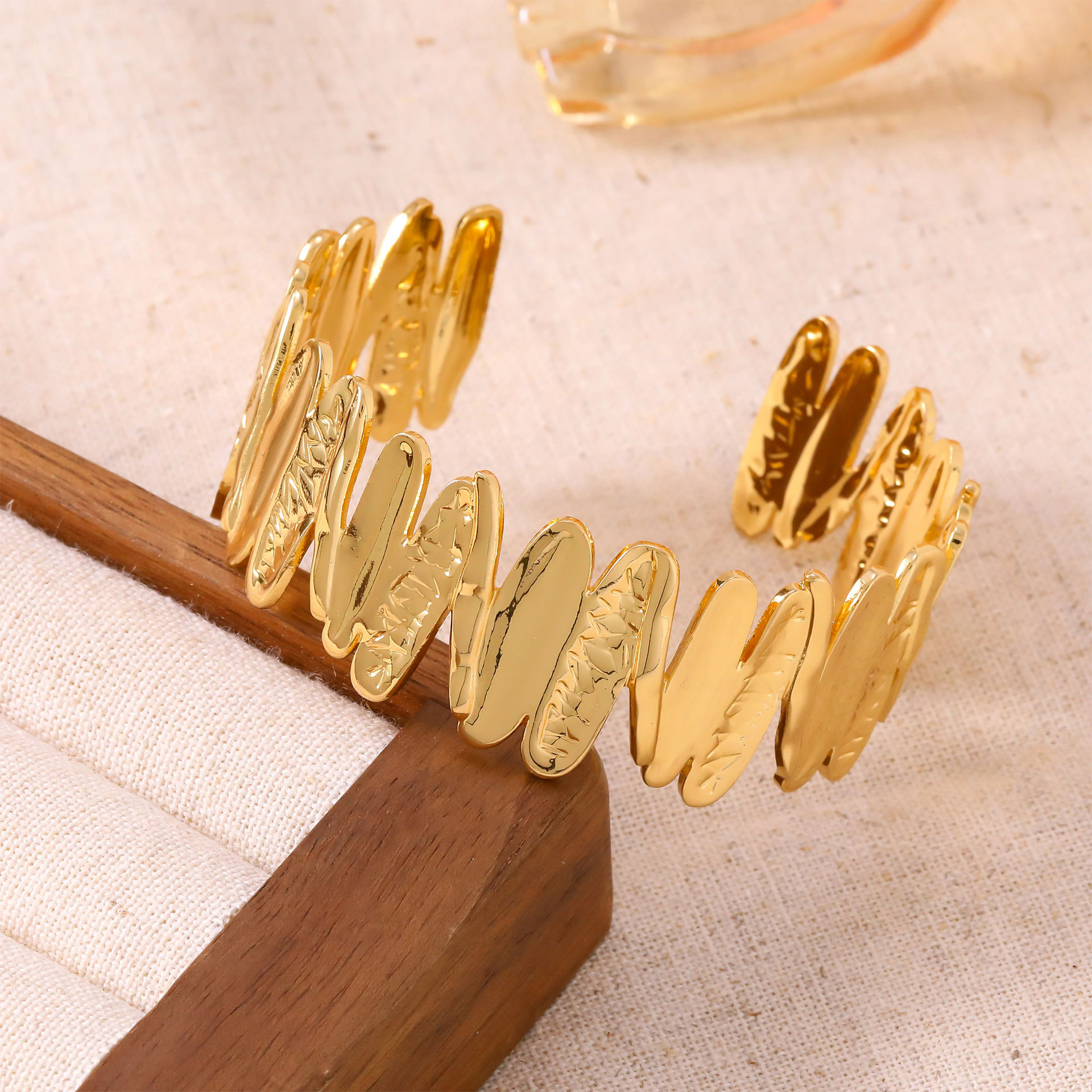 Golden bracelet, simple and elegant design
