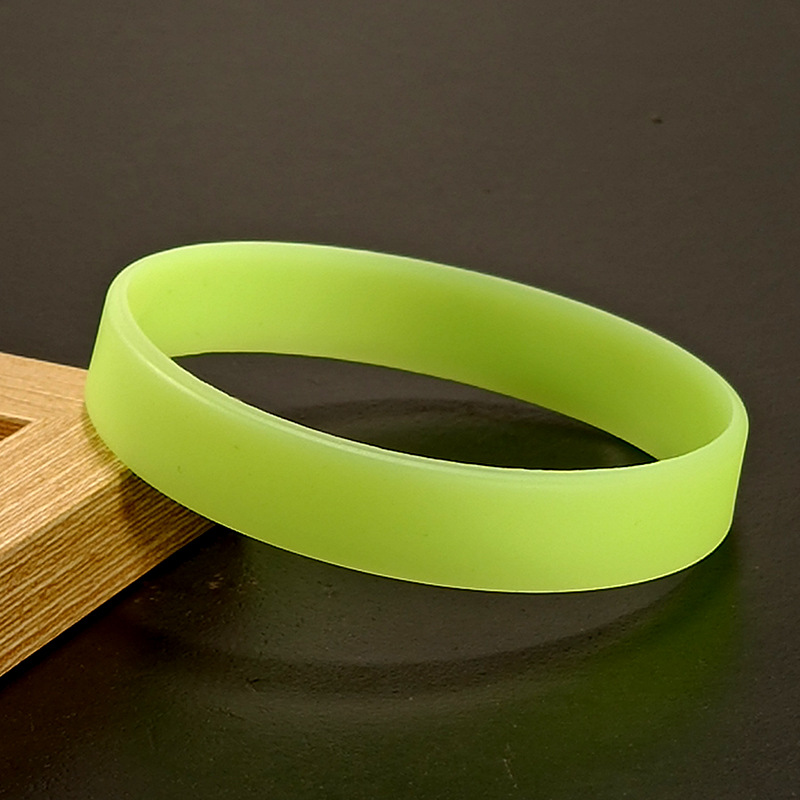 Fabricantes al por mayor de color sólido apertura nocturna pulsera de silicona pulsera de goma deportiva pulsera logotipo personalizado