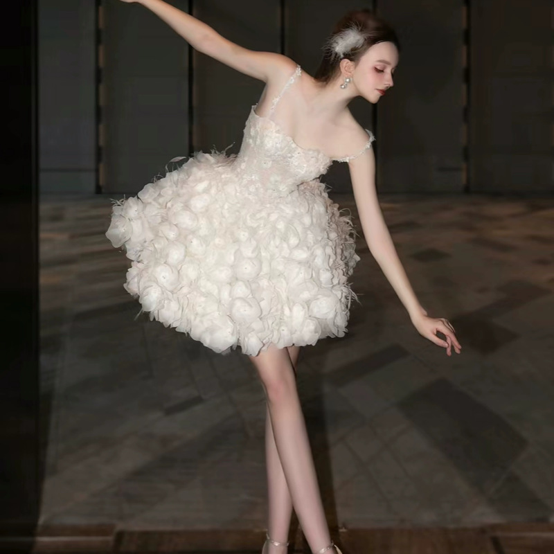 Vestido de novia ligero estilo francés con tirantes finos, nueva colección primavera 2026, diseño floral exclusivo, para ceremonia de adultos, examen de arte, vestido cisne blanco.