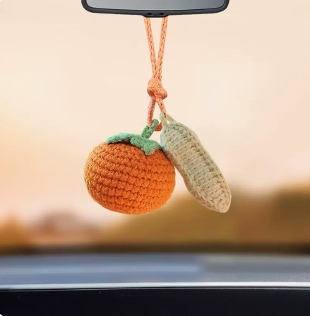 ひまわりの自動車のストラップの手作りの毛糸のかぎ針編みの車は平安の喜びの車内を掛けてかわいい創意の女神の金を飾ります。|undefined