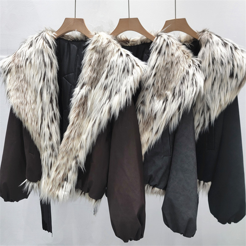 El diseño imita la piel de visón con una solapa larga y suelta, chaqueta corta para mujeres en invierno de 2025 nueva ropa de algodón con cuello de lana cálido.