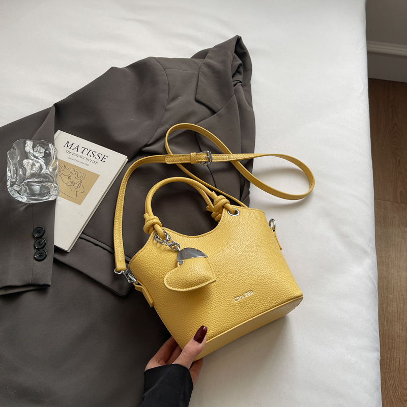 Moda de verano bolso de cubo de mano mujer 2025 nuevo producto diseño de nicho bolso de viaje bolso de mensajero casual simple