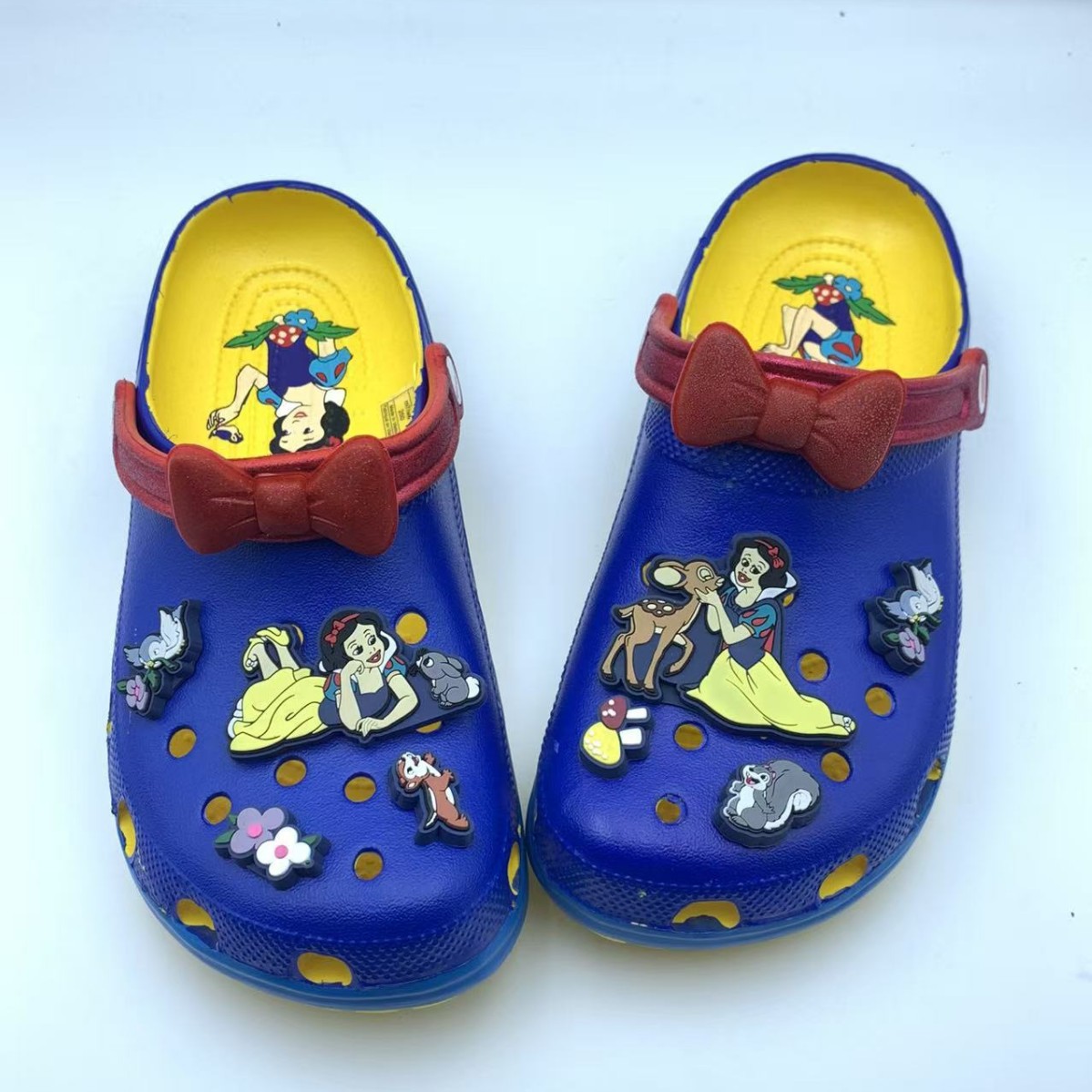 Nuevos zapatos de agujero de veneno, aliados de Marvel, sandalias al aire libre, zapatos de playa cómodos al aire libre, zapatillas casuales de bolsas al por mayor.