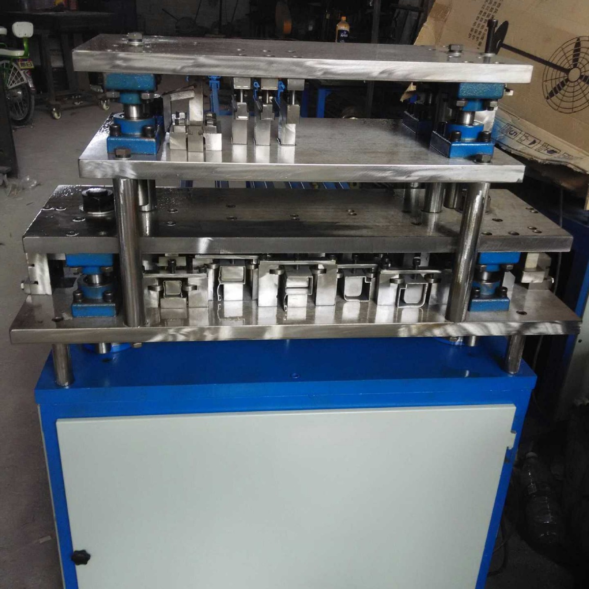 厂家直销 铝门窗冲压模具 电动液压模具 液压机 铝合金门窗模具