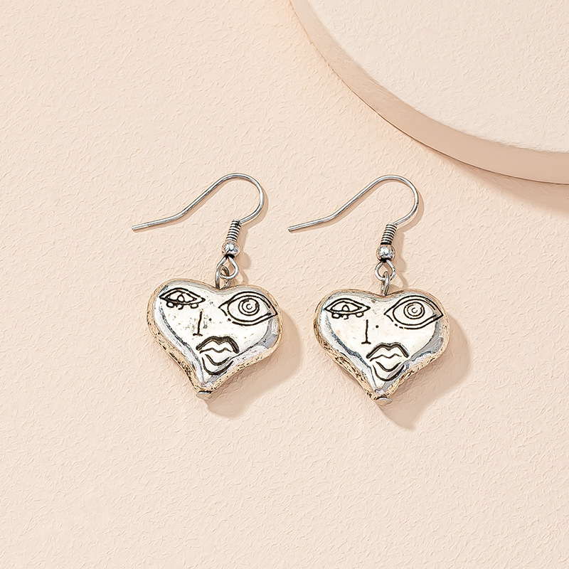Vintage Heart-shaped Earrings Wholesale display picture 4
