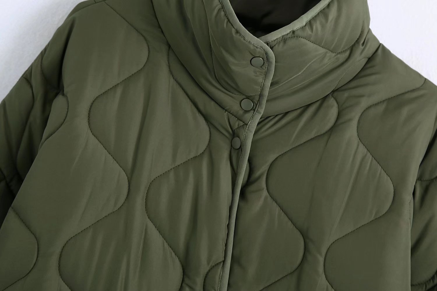 Abrigo acolchado verde de manga larga con cuello alto NSXFL101431