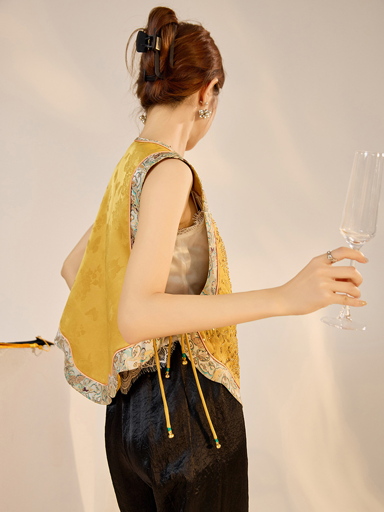 Áo vest gile nữ phong cách retro Tân Trung Hoa, cổ đứng, thêu đính hạt cườm tinh xảo — Vàng chanh