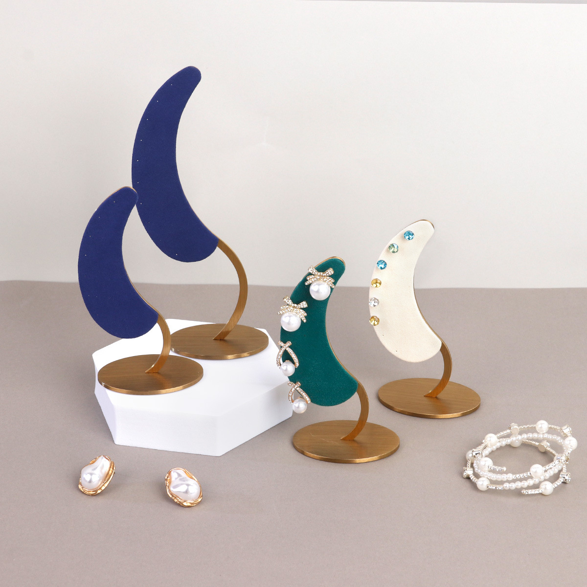 �������չʾ�ܶ��������������ɼܳ��м���Ʒ�ڼ��鱦չʾ����