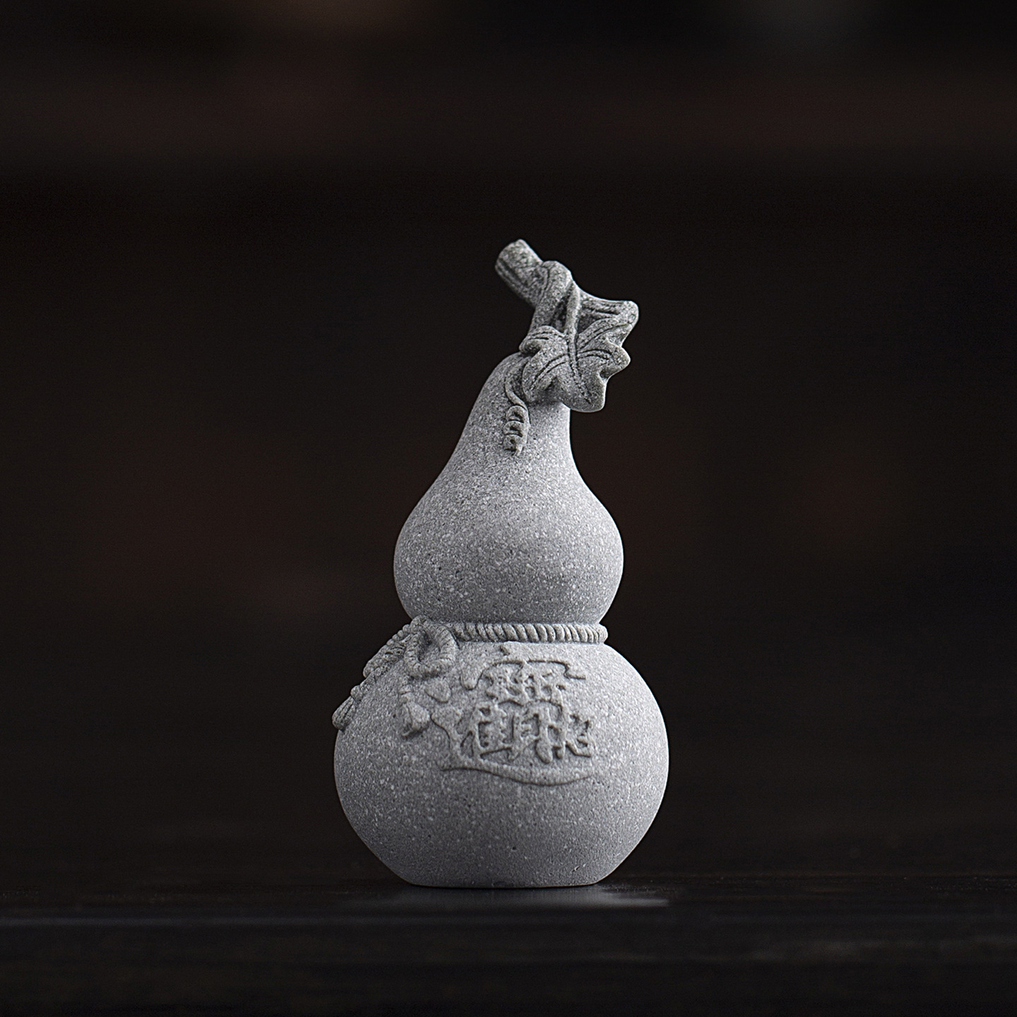 Creative small-sized green sandstone gourd ornament for good fortune and wealth, a home decoration, craft, miniature landscape, fish tank.