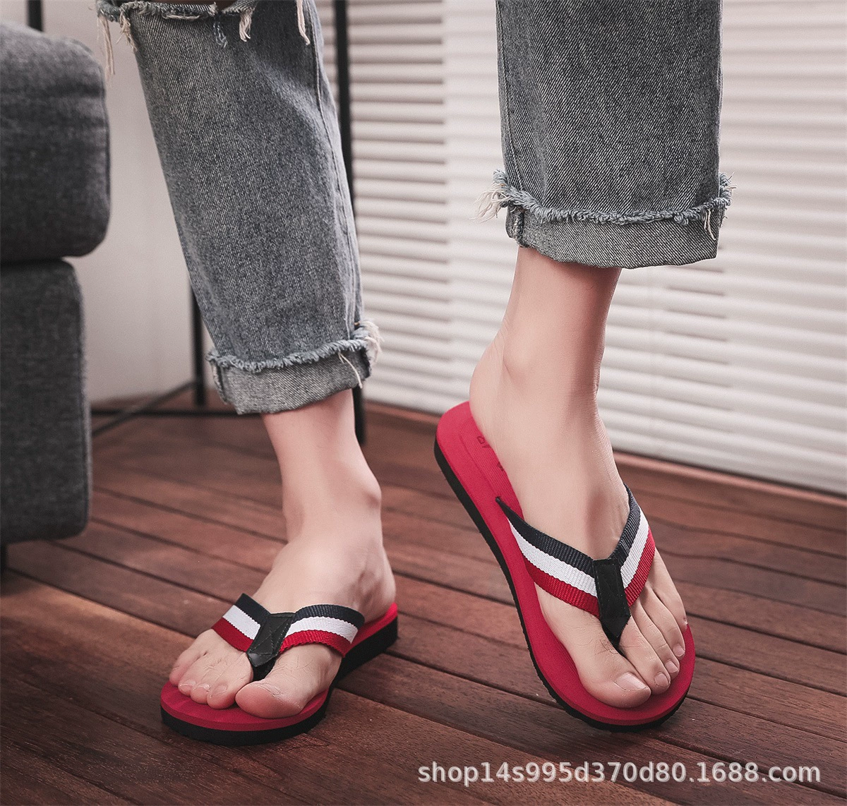 Интернет-знаменитости TikTok Летние мужские шлепанцы Новые модные сандалии и тапочки Прямая поставка с завода для индивидуальной обработки