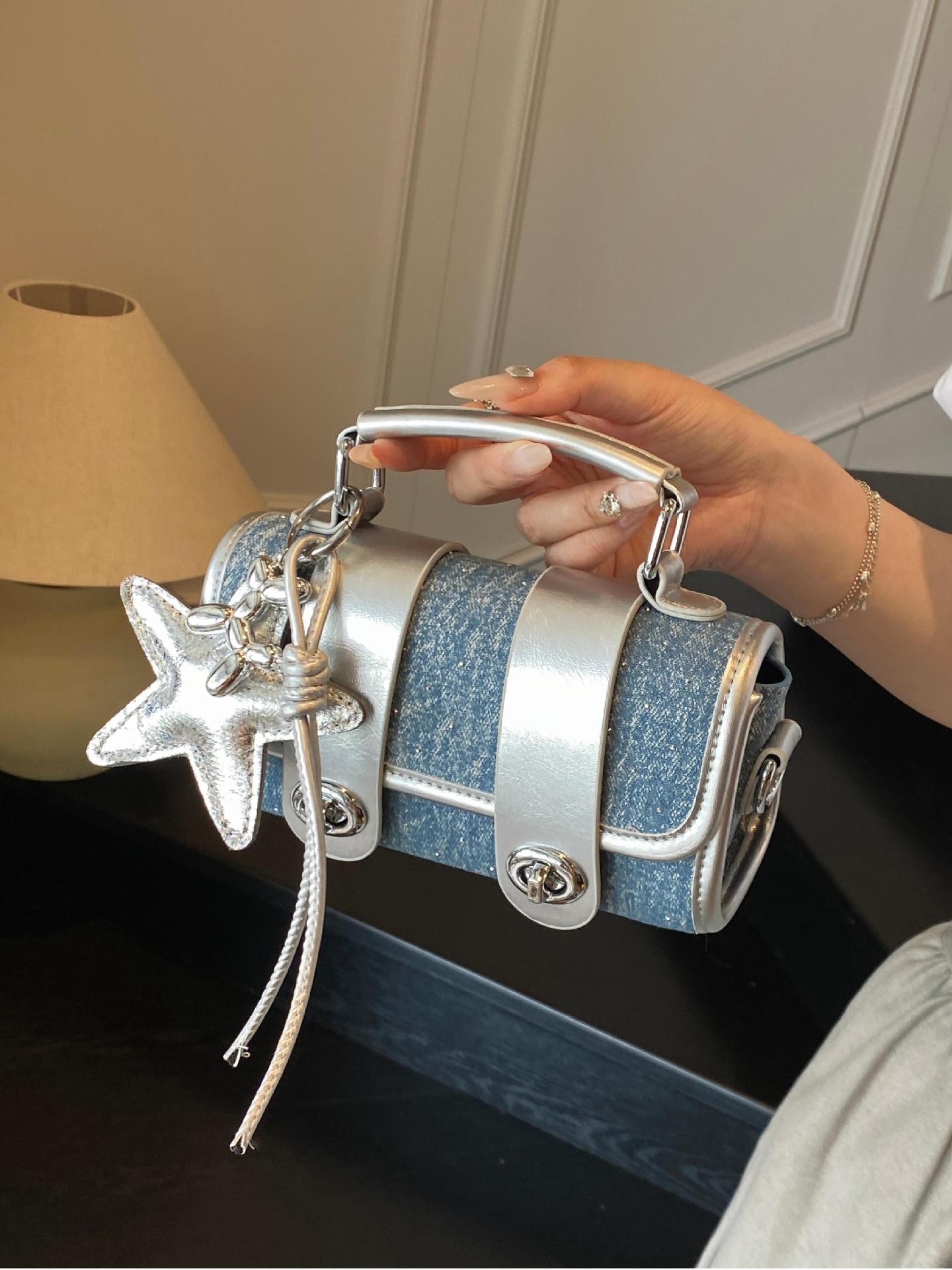 Xiaozhong Super Fire Hand lleva un pequeño bolso cuadrado para damas 2025 nuevo bolso de hombro de tendencia de estilo occidental salvaje bolso de mensajero de moda coreana