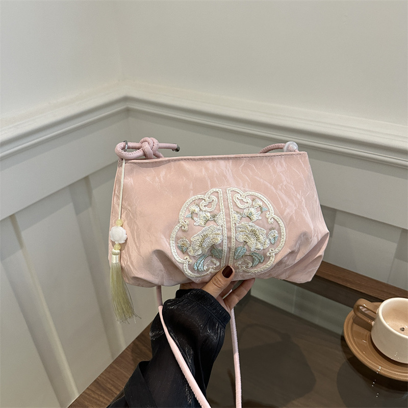 Nueva bolsa china con cuentas para mujeres 2024 nuevo verano exterior versátil viaje al trabajo mochila de hombro