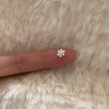 雪花耳钉女轻奢小众设计感微镶锆石冬天小雪花耳饰圣诞节饰品2024