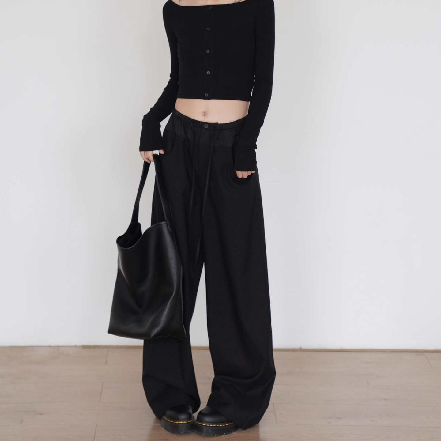 垂れ下がった感じの色合わせの新しいヨガのズボンの女性はゆったりとしていて、やせています。