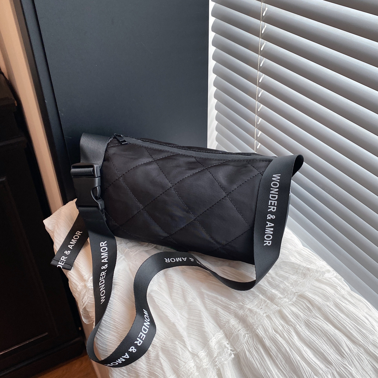 2026 new trendy autumn and winter casual quilted shoulder crossbody pillow bag with a high-end feel for women