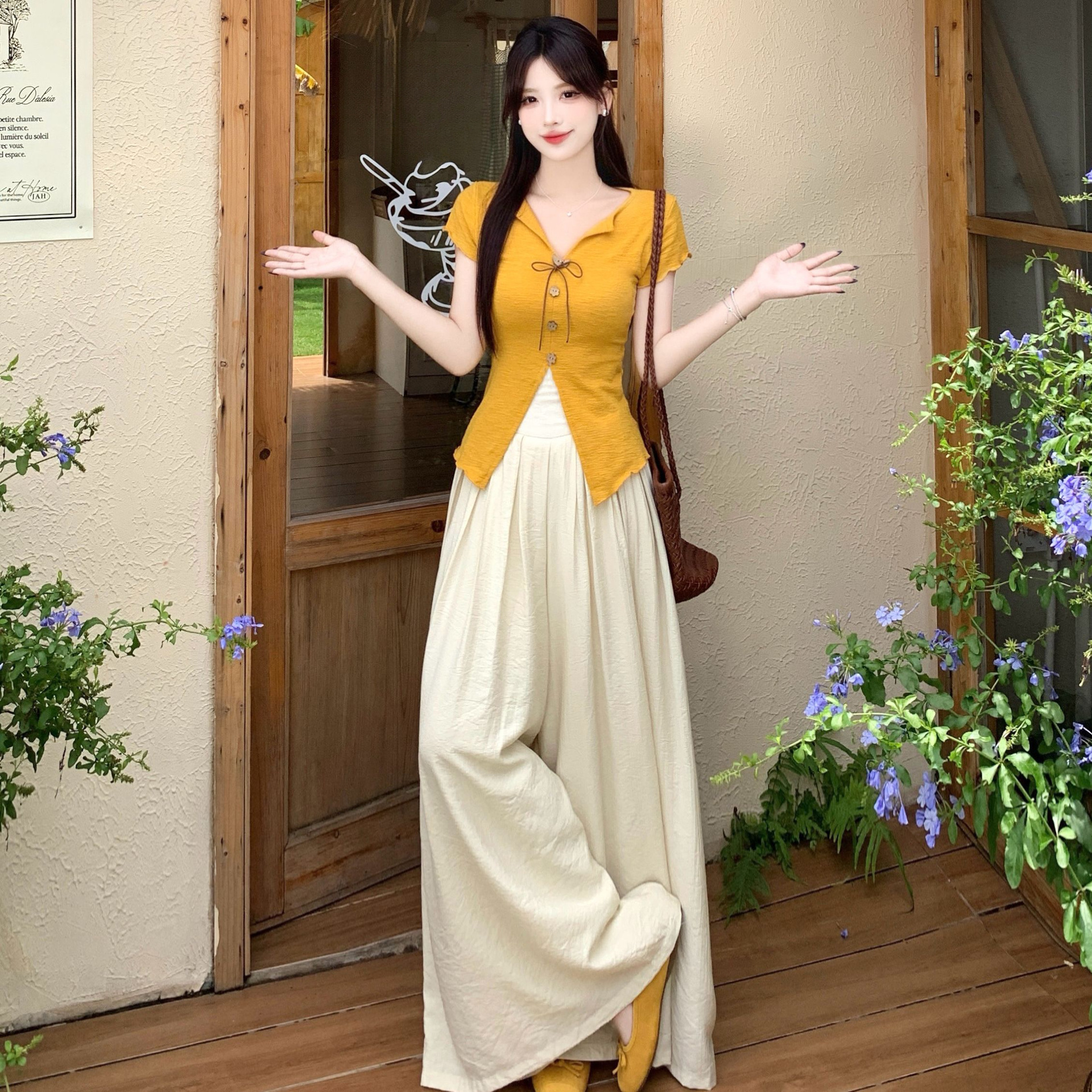 Bộ hai mảnh mùa hè phong cách Pháp: áo cổ V ngắn tay thắt eo + quần ống rộng cạp cao — Quần đùi (Single Piece), Hai bộ (T - shirt+quần đùi rộng), Áo Thun (Single Piece) chi tiết 1