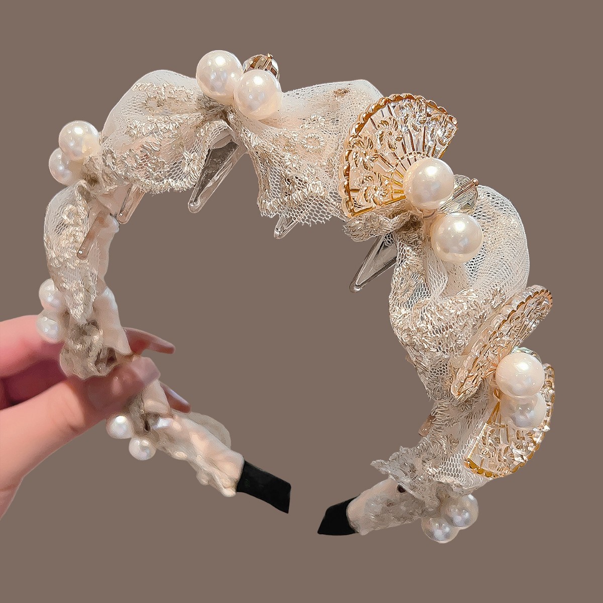 Beige lace folding fan with pearls