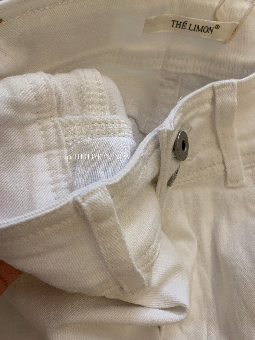 Quần short jean nữ lưng cao thiết kế hai khuy, dáng ôm gọn, phối màu cơ bản — màu đen, trắng ngà, màu kaki chi tiết 13